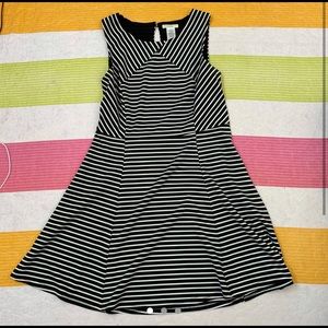 ESLEY BLACK/WHITE DRESS (SIZE L)